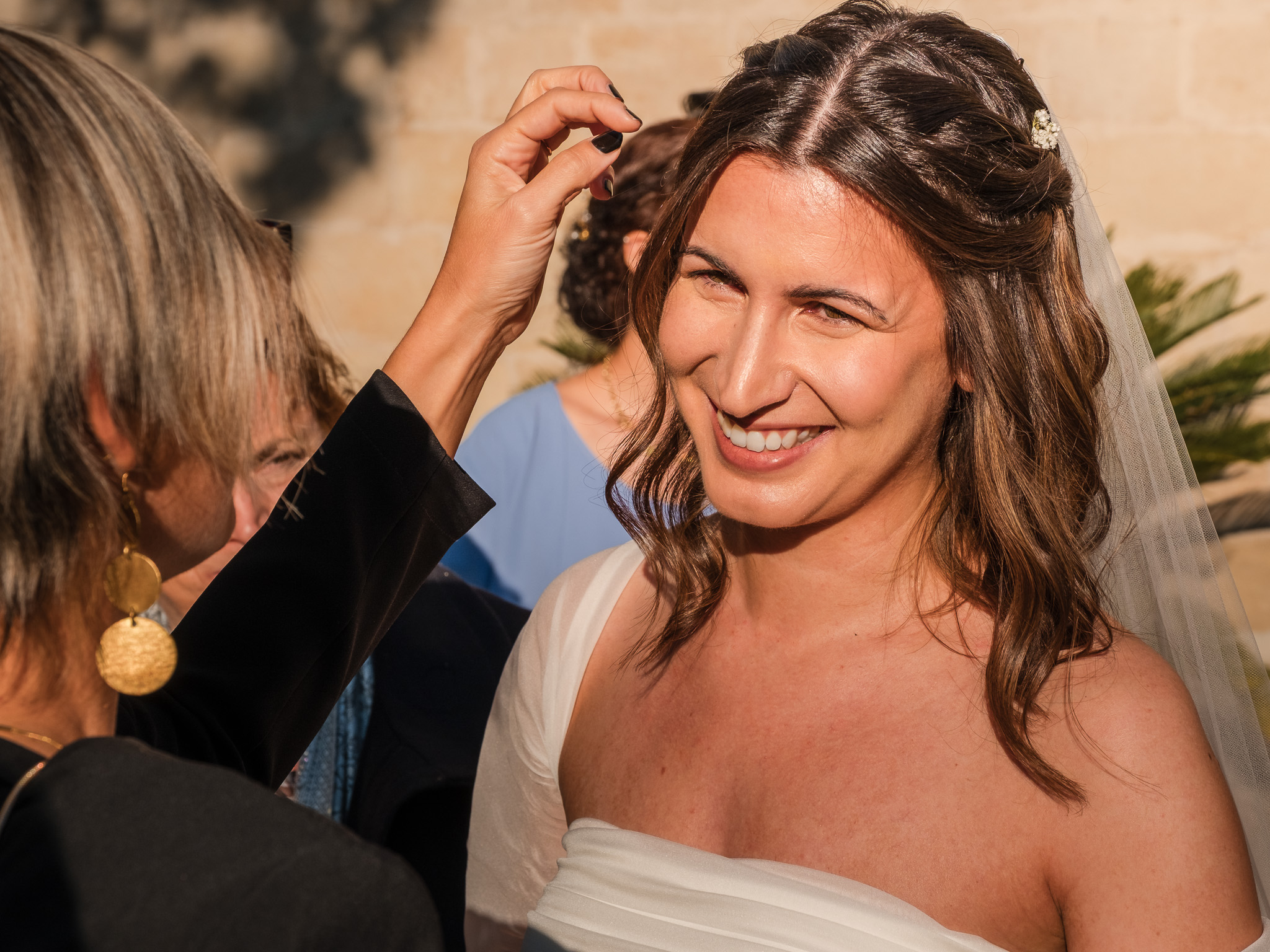 Chiara ride mentre le sistemano i capelli