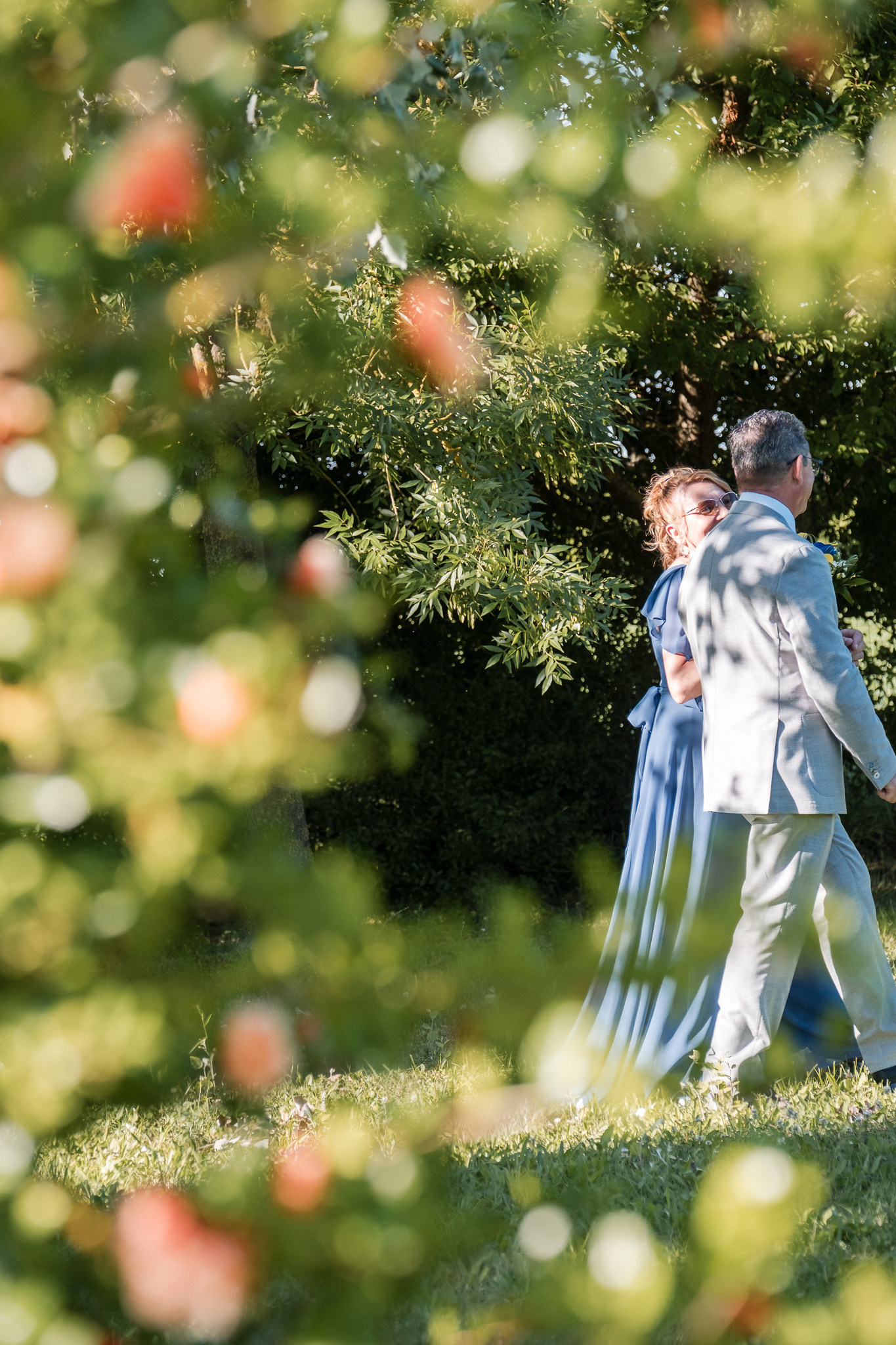 Gli sposi tra gli alberi del giardino