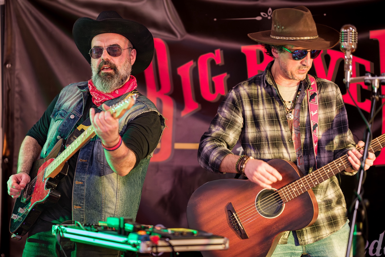 I due chitarristi della Big River Band sul palco, davanti allo striscione della band